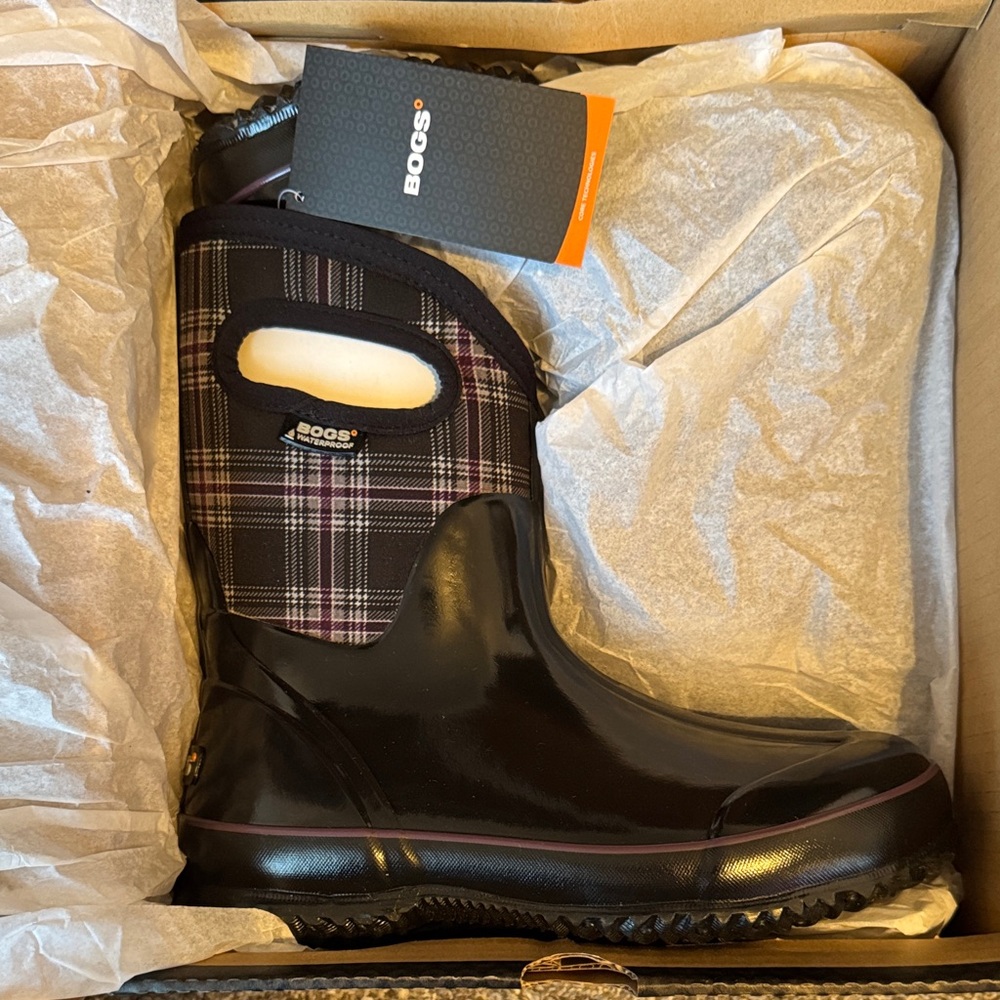 NWT BOGS Black and Purple Plaid All-Weather Boots Size 7 Waterproof